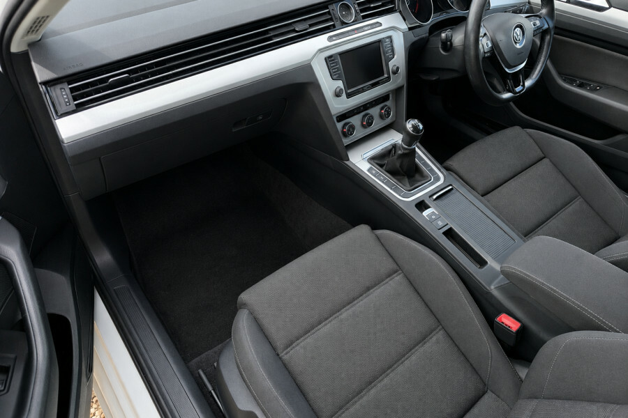 Volkswagen Passat Estate White #4