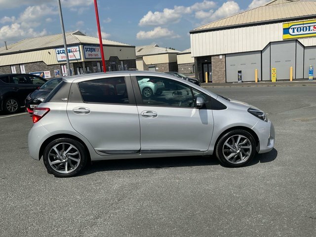 Toyota Yaris 1.5 Vvt-i Y20 Bi-tone Hatchback Cvt Eur Silver #3