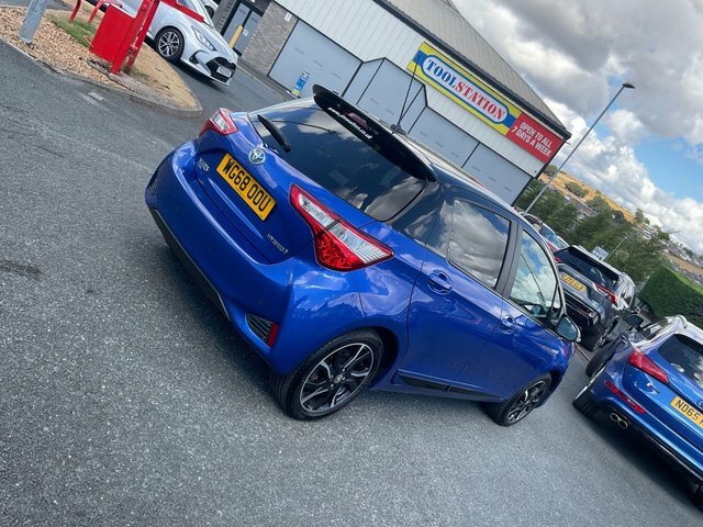 Toyota Yaris 1.5 Vvt-h Blue Bi-tone Hatchback Hybrid Blue #3