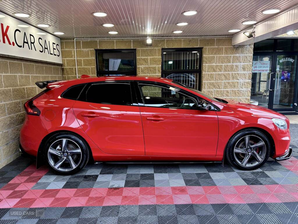 Volvo V40 D2 R Design Red #3