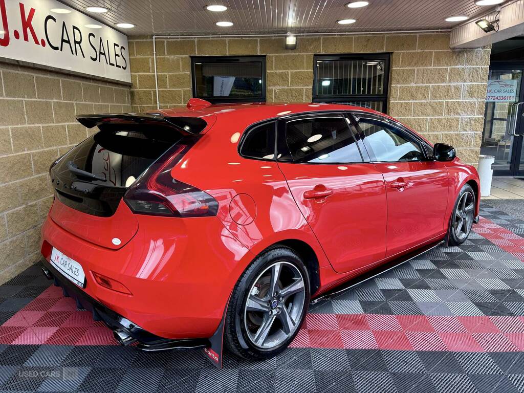 Volvo V40 D2 R Design Red #2
