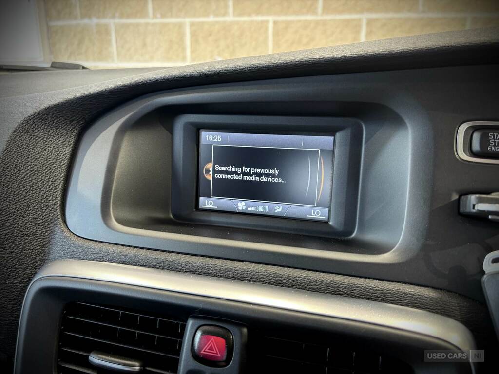 Volvo V40 1.6 D2 R-design 113 Bhp White #15