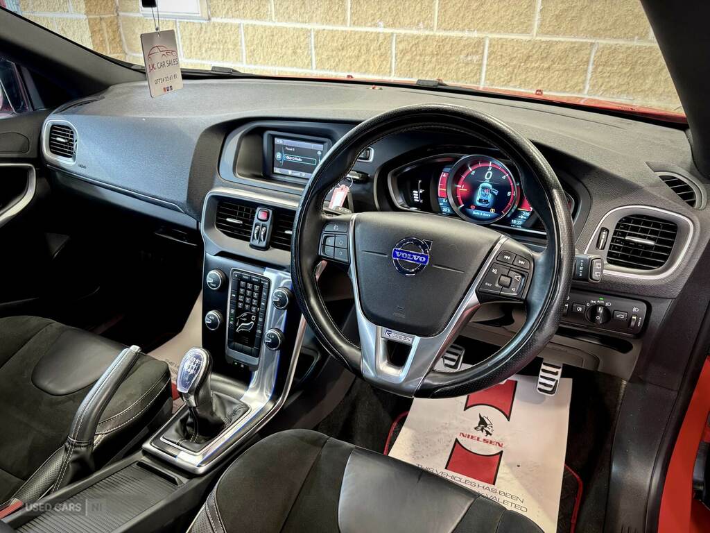 Volvo V40 1.6 D2 R-design 113 Bhp White #9