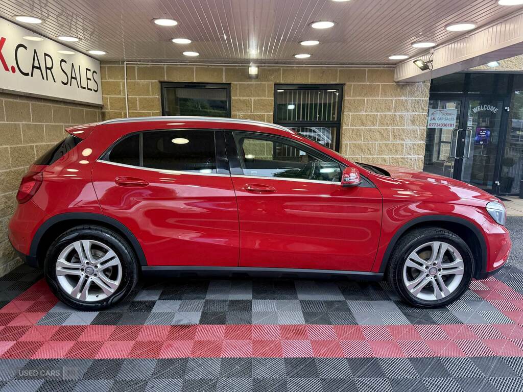 Mercedes-Benz GLA Class Gla 200D Sport Premium Red #2