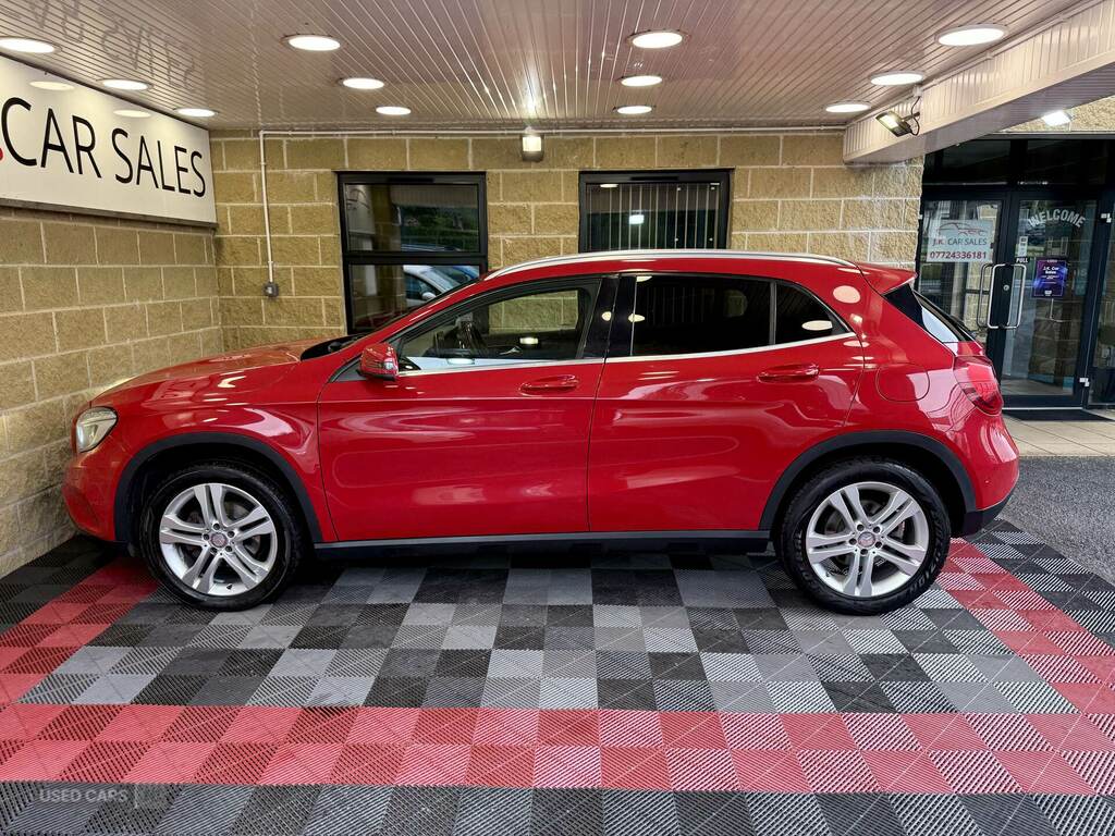 Mercedes-Benz GLA Class Gla 200D Sport Premium Red #5