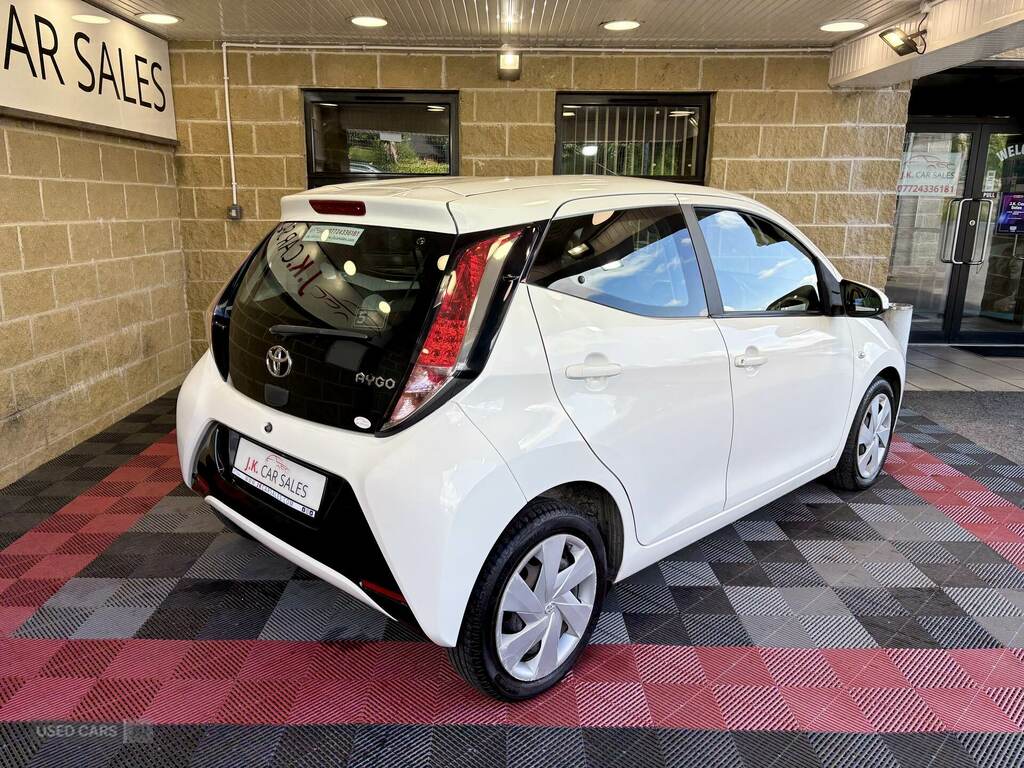 Toyota Aygo 1.0 Vvt-i X-play X-shift White #2