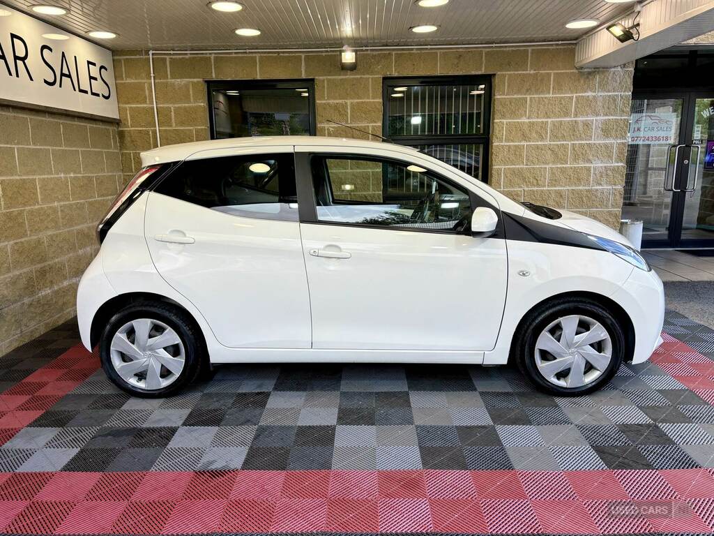 Toyota Aygo 1.0 Vvt-i X-play X-shift White #3