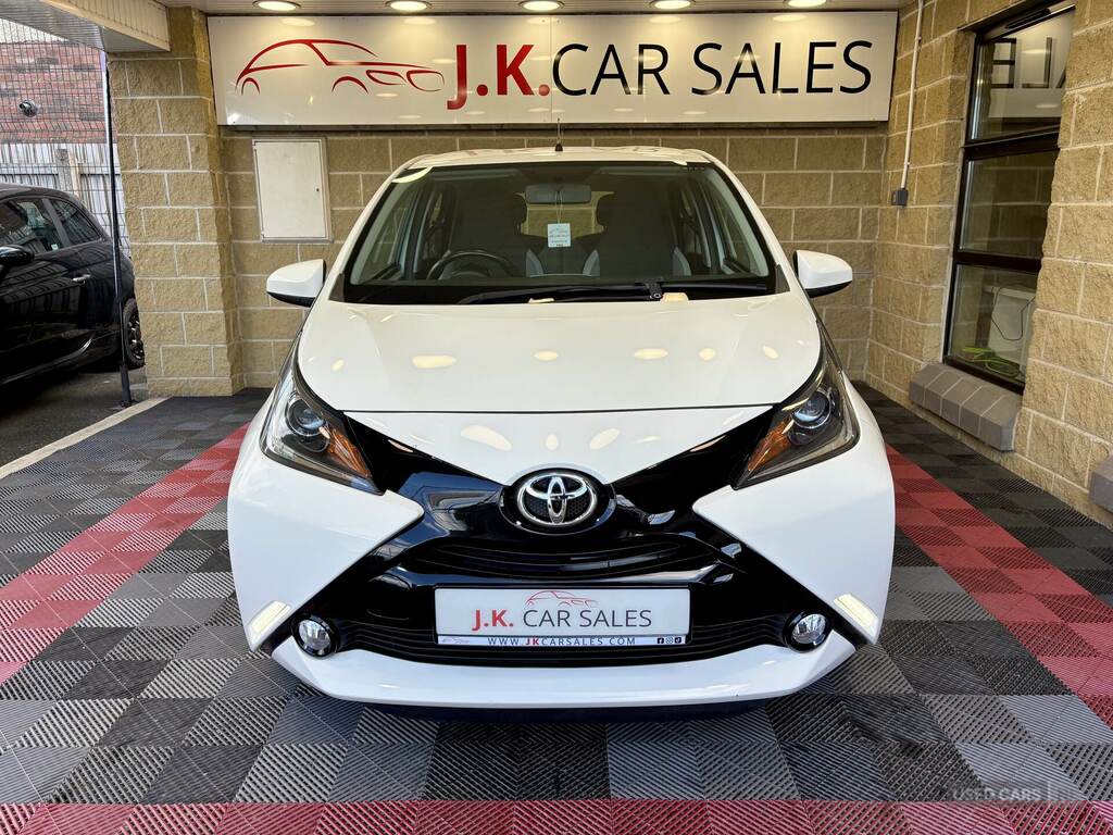 Toyota Aygo 1.0 Vvt-i X-play X-shift White #6