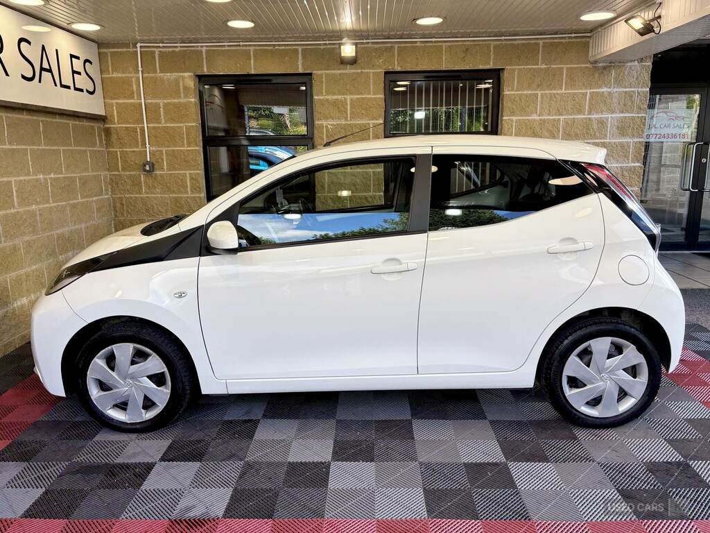 Toyota Aygo 1.0 Vvt-i X-play X-shift White #5