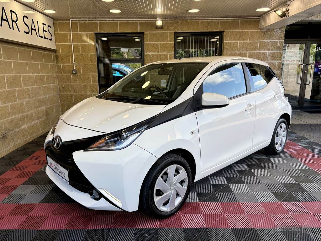 Toyota Aygo 1.0 Vvt-i X-play X-shift White #4