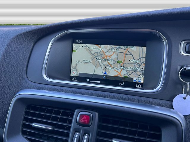 Volvo V40 2016 2.0 D2 Momentum Hatchback E Black #4