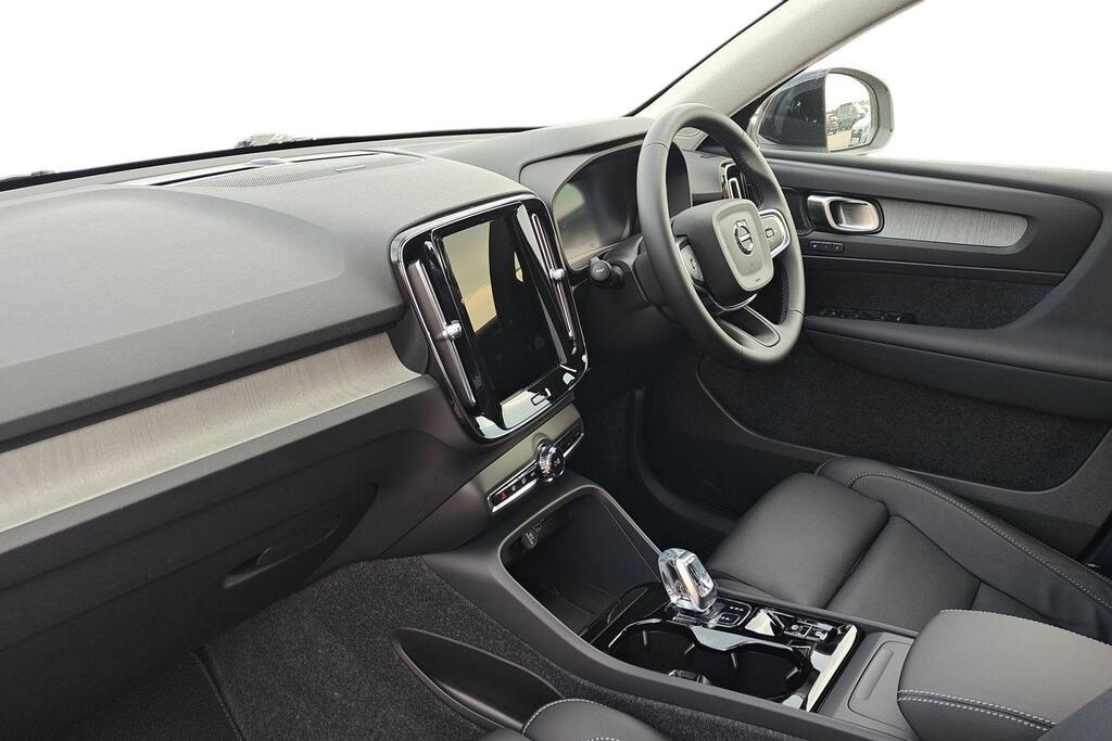 Volvo XC40 2.0 B3p Ultra Dark SV75XTM White #2