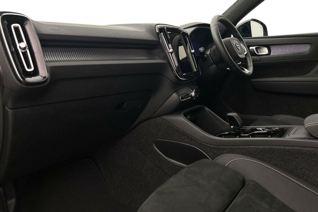 Volvo XC40 2.0 B3p Plus Black Edition RV25FML Black #2