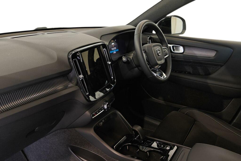 Volvo XC40 2.0 B3p Plus Dark MA74KWN Blue #2