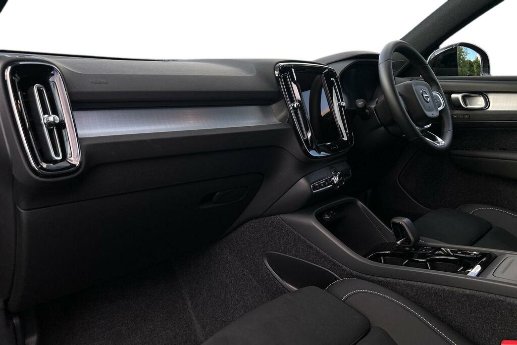 Volvo XC40 2.0 B3p Plus Black Edition SP26ZXN Black #2