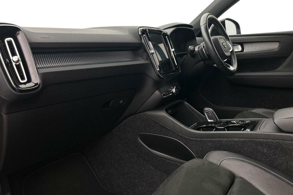 Volvo XC40 T3 R-design Red #2