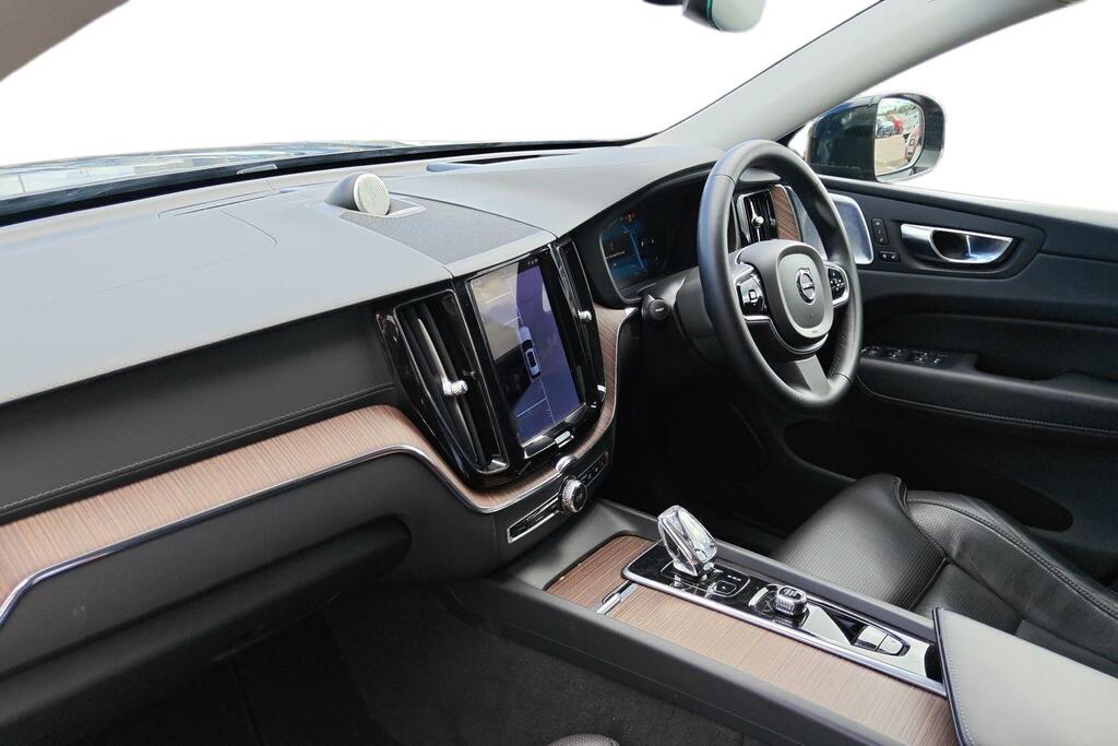 Volvo XC60 2.0 B5p Ultimate Dark Awd Geartronic Black #2