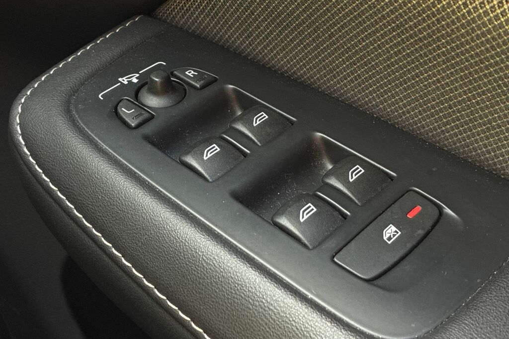 Volvo S60 Inscription, B5 Mild Hybrid Panroof, Power Front Grey #23