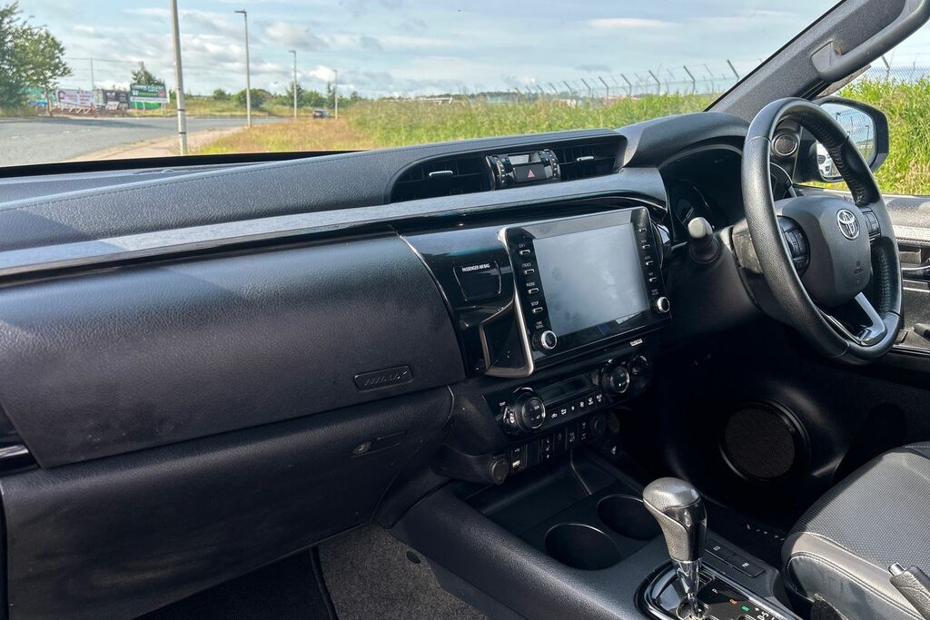 Toyota HILUX Invincible X Dcab Pick Up 2.8 D-4d Blue #2