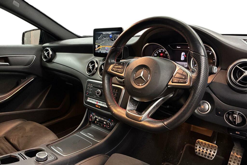 Mercedes-Benz GLA Class 200 Amg Line Edition Red #6