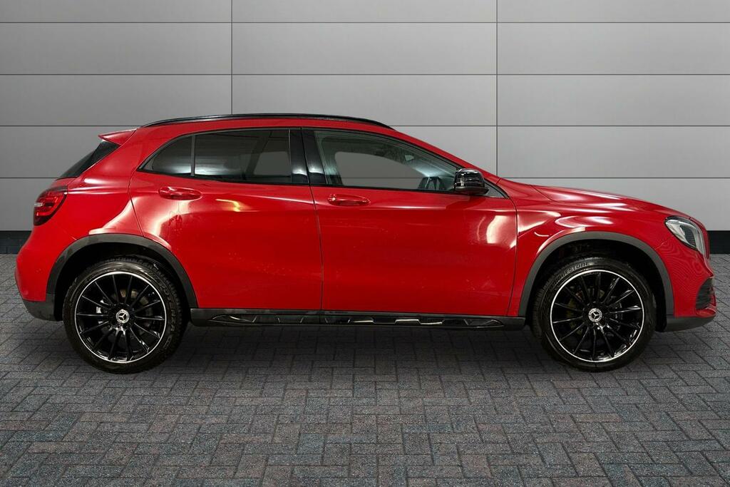 Mercedes-Benz GLA Class 200 Amg Line Edition Red #4