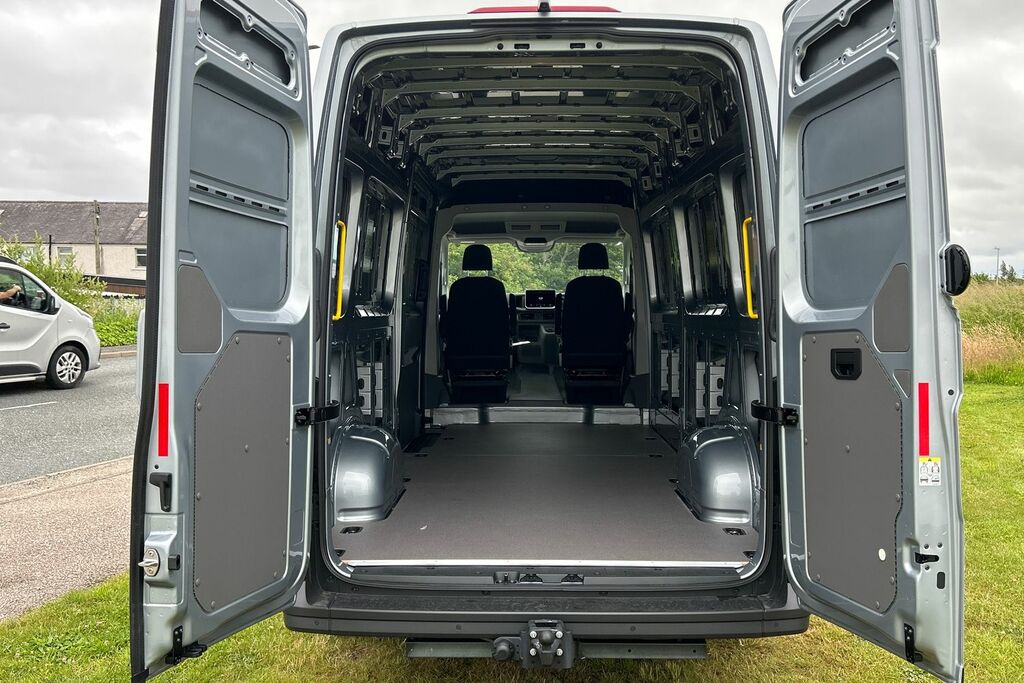 Volkswagen Crafter 2.0 Tdi Cr35 Commerce Plus Fwd Lwb High Roof Black #11