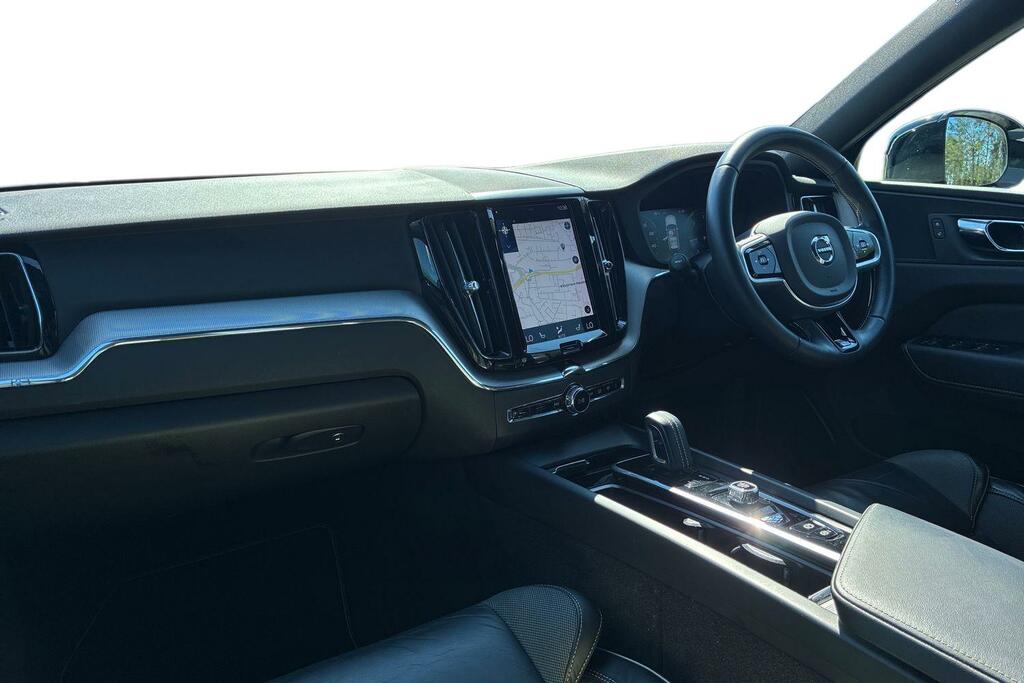 Volvo XC60 B4 Awd R-design White #2