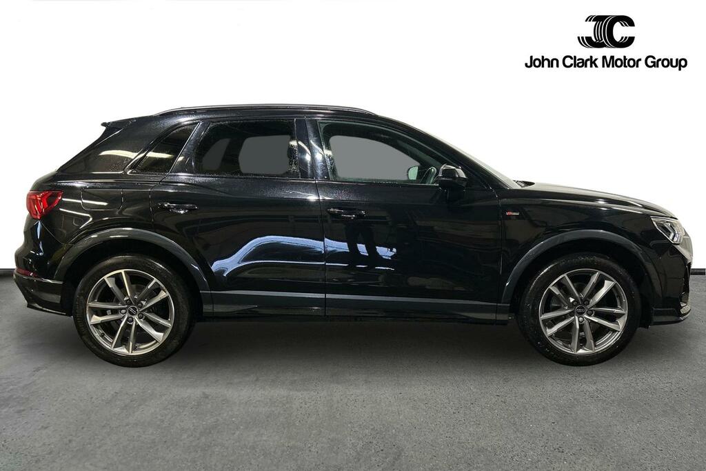 Audi Q3 35 Tfsi Black Edition Black #4