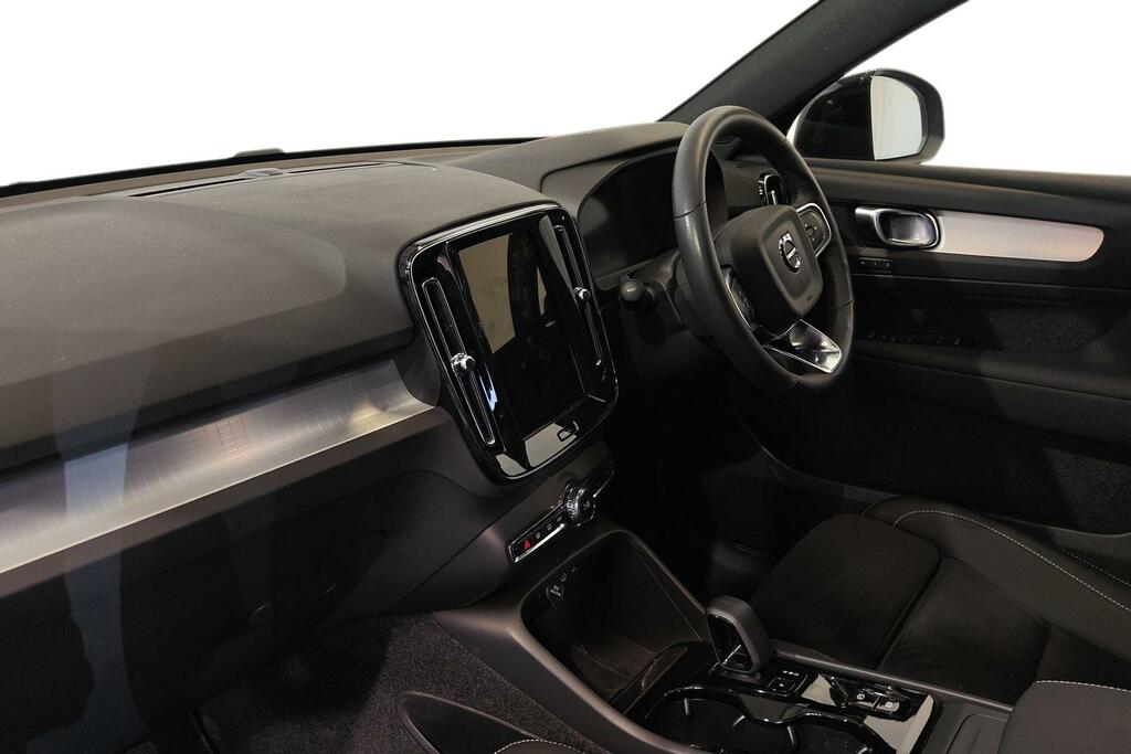 Volvo XC40 2.0 B4p Plus Black Edition Black #2