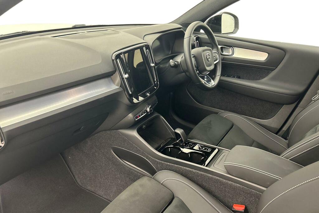 Volvo XC40 Black Edition Plus, B3 Mild Hybrid, SK26WYV White #2