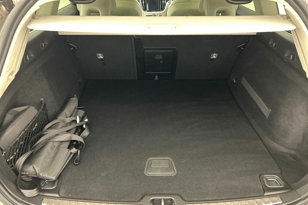 Volvo V60 D4 R-design White #8