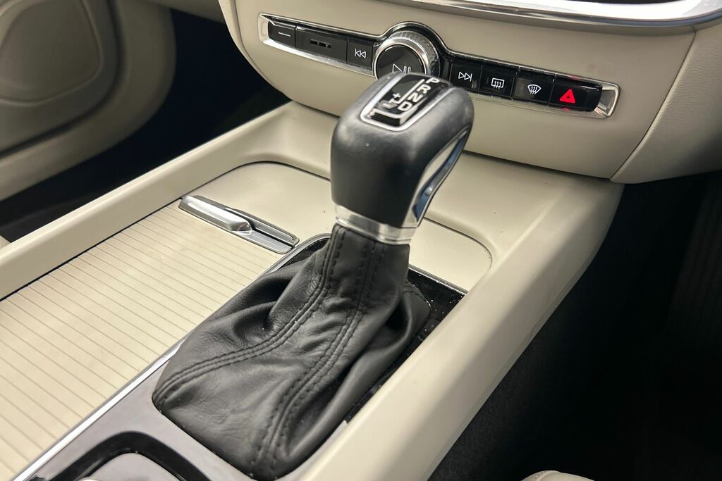 Volvo V60 D4 R-design White #13