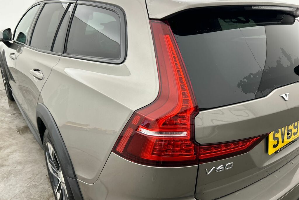 Volvo V60 D4 R-design White #20