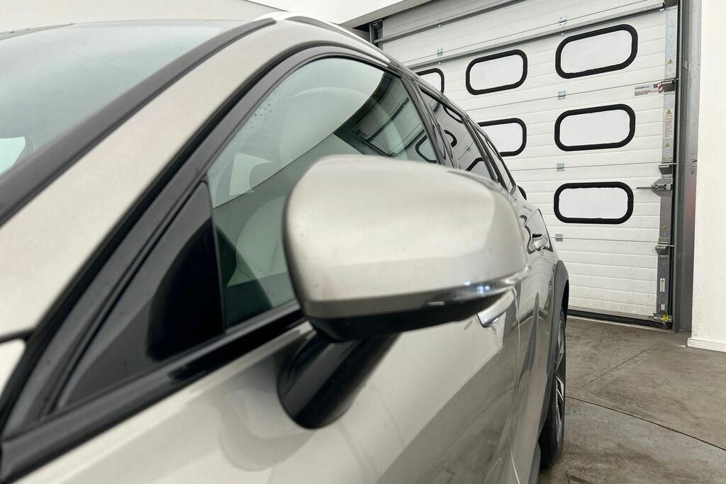 Volvo V60 D4 R-design White #19