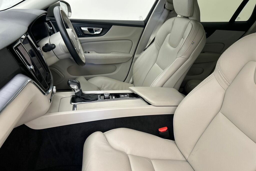 Volvo V60 D4 R-design White #24