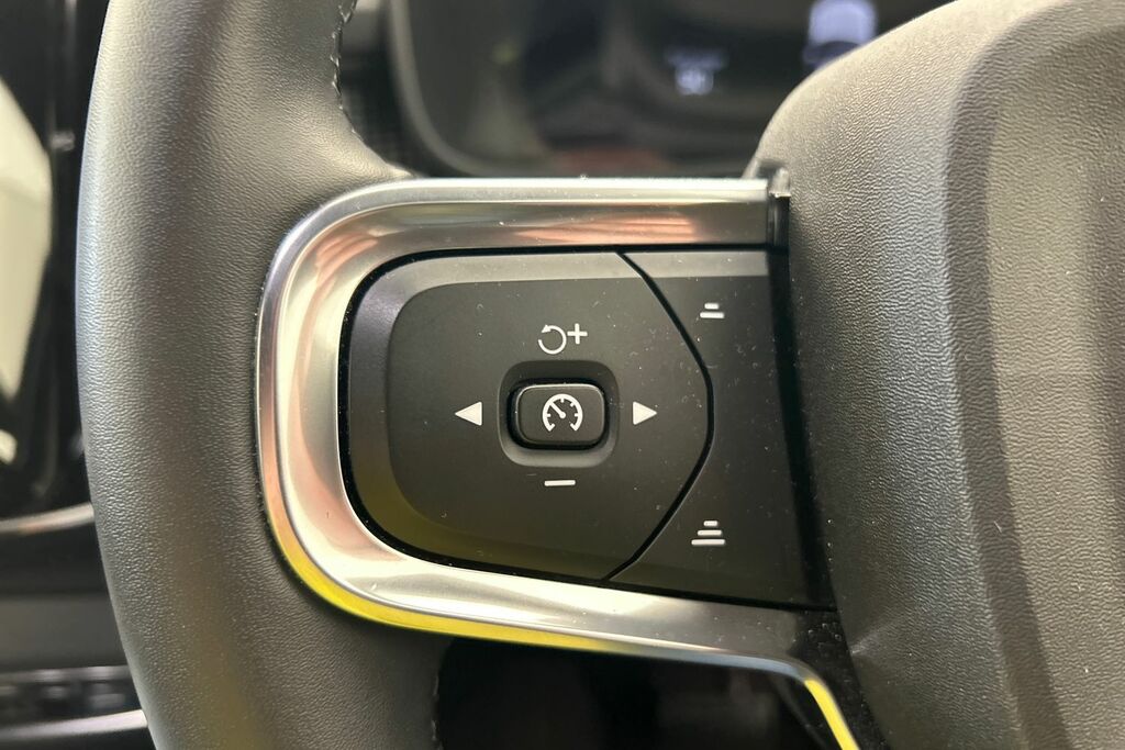 Volvo XC40 Plus Green #11