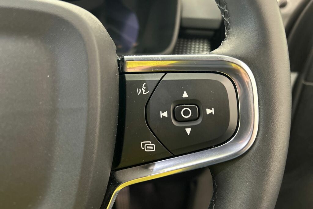 Volvo XC40 Plus Green #12