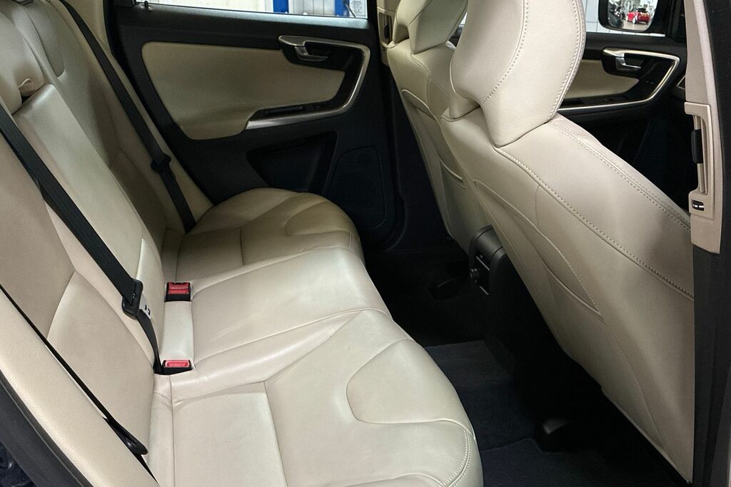 Volvo XC60 2.0 D4 R-design Red #17