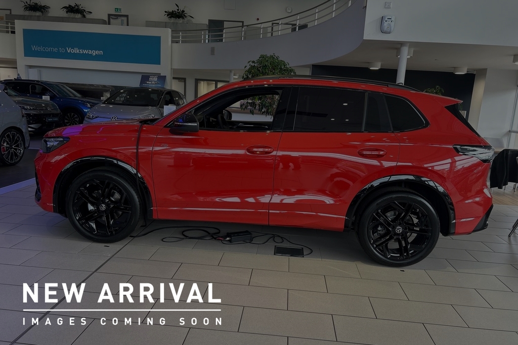 Volkswagen Tiguan 1.5 Etsi 150 Black Edition Dsg SW26FVY Red #3