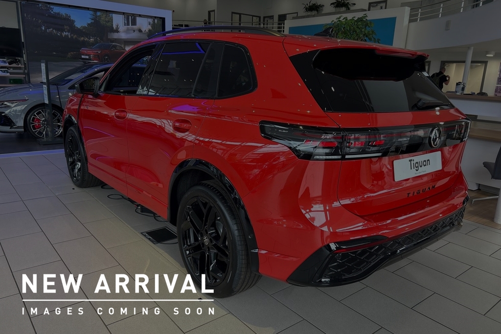 Volkswagen Tiguan 1.5 Etsi 150 Black Edition Dsg SW26FVY Red #2