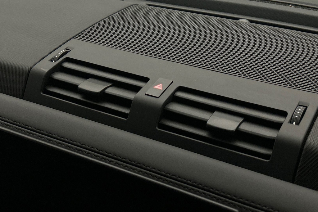 Land Rover Defender 3L X-dynamic Hse Black #18