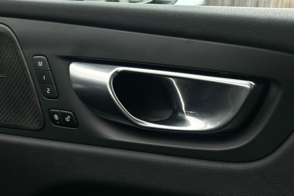 Volvo XC60 Ultimate Dark B5 250 Hp #24