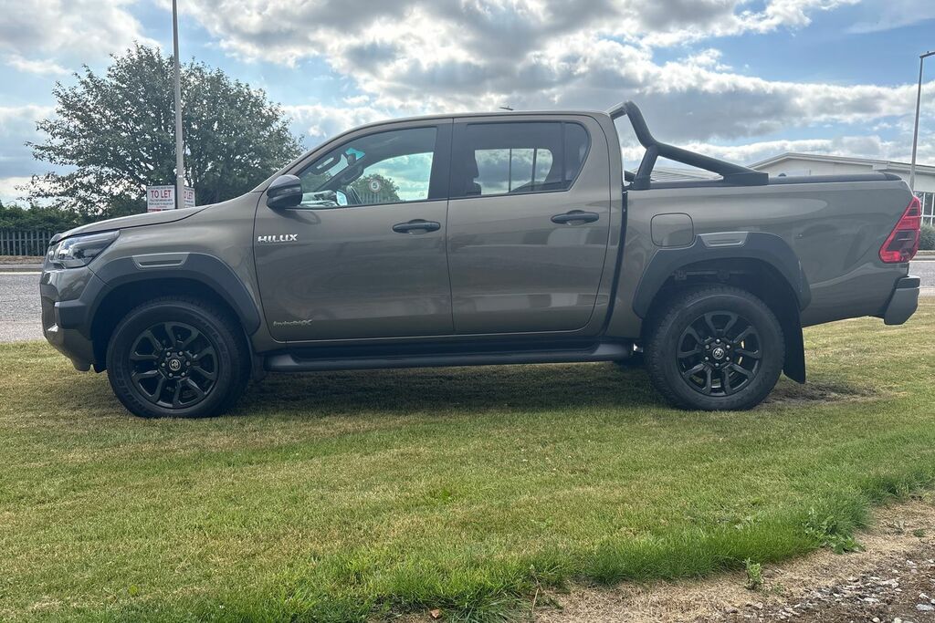 Toyota HILUX Invincible X Dcab Pick Up 2.8 D-4d Brown #4