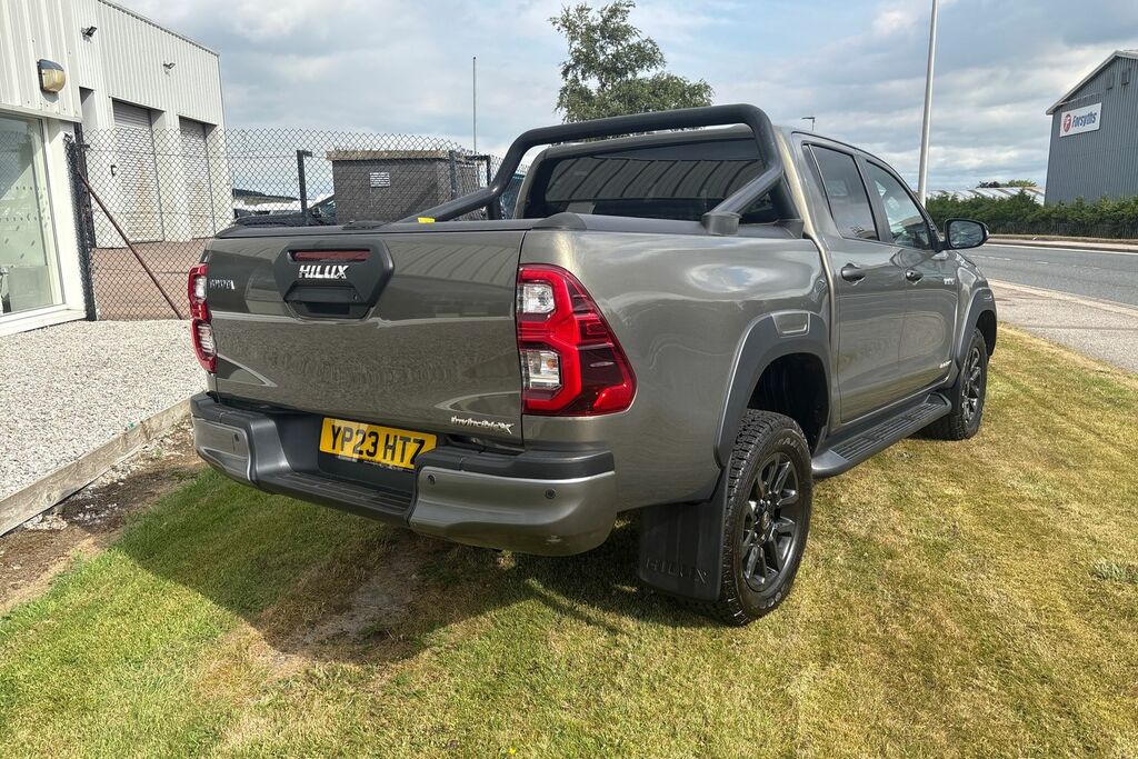 Toyota HILUX Invincible X Dcab Pick Up 2.8 D-4d Brown #3