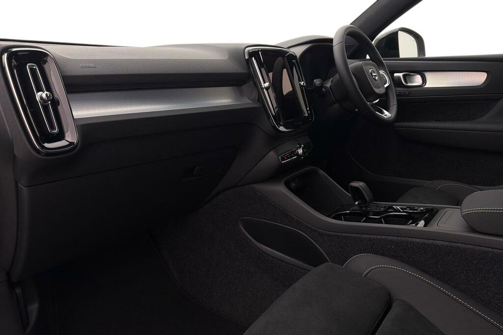 Volvo XC40 Plus, B3 Mild Hybrid, Dark SO26AFF White #2