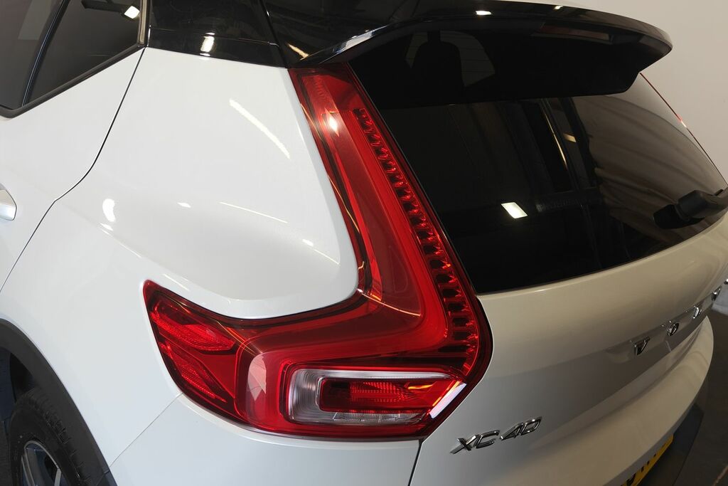 Volvo XC40 2.0 B5 R-design Awd Mhev 247 Bhp Black #20