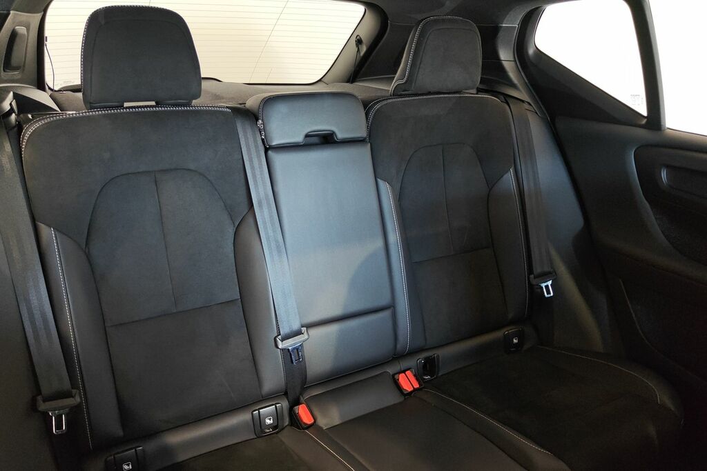 Volvo XC40 2.0 B5 R-design Awd Mhev 247 Bhp Black #17