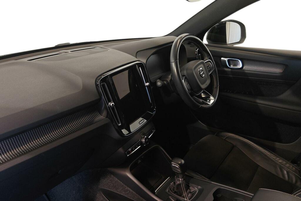 Volvo XC40 1.5 T3 163 R Design White #2
