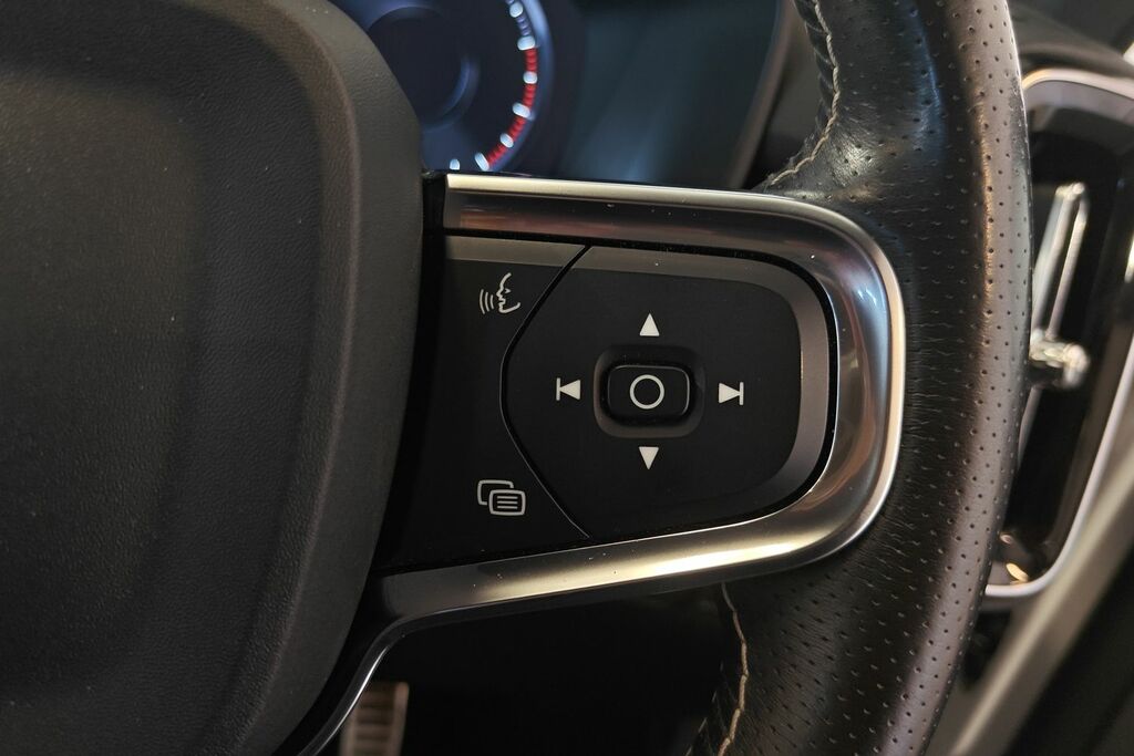 Volvo XC40 2.0 B5 R-design Awd Mhev 247 Bhp Black #12