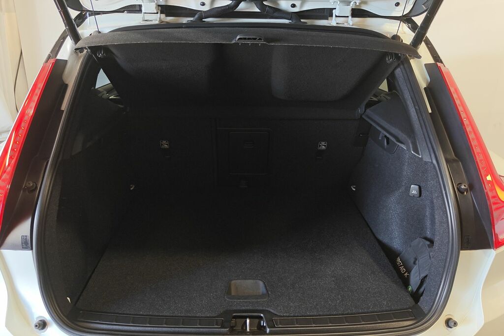 Volvo XC40 2.0 B5 R-design Awd Mhev 247 Bhp Black #8